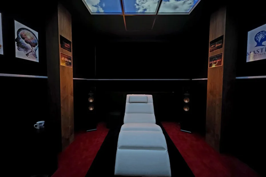 Rustgevende hypnotherapie ruimte in Ruurlo, Gelderland, met moderne chaise lounge en natuurlijk licht.